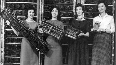 El grupo de programadoras del ENIAC (una de las primeras y más potentes computadoras de la época) estaba conformado por: Betty Snyder Holberton, Jean Jennings Bartik, Kathleen McNulty Mauchly Antonelli, Marlyn Wescoff Meltzer, Ruth Lichterman Teitelbaum y Frances Bilas Spence, quienes prácticamente no aparecen en los libros de historia de la computación