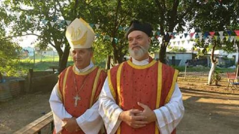 Obispo Nicolás Baisi junto al cura Raúl Sidders| Arzobispado La Plata 