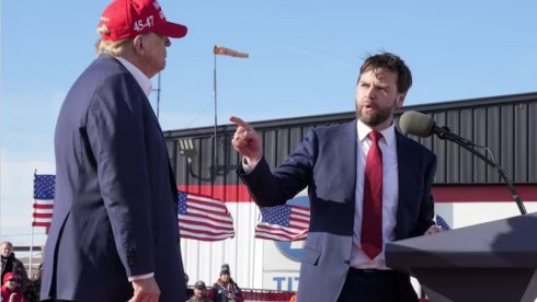 Trump con su gorra MAGA y J.D.Vance en un acto de campaña en Ohio