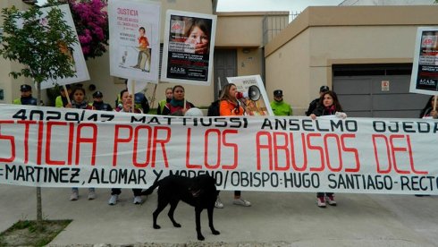 Protesta frente a donde refugiaron a Matiussi | Foto familias de San Pedro