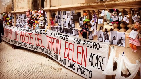 Protesta frente al Obispado de San Nicolás | Foto familias de San Pedro