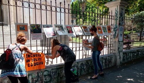 La organización Iglesia Sin Abusos se manifestó frente a la Fiscalía mientras Sidders se entregaba