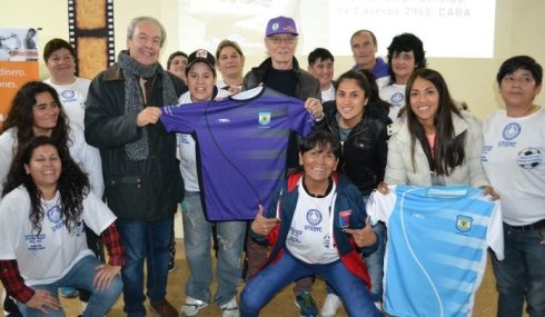 El Profe Signorini en la presentación de la camiseta del club Villas Unidas. Foto: sitio mundovilla.com