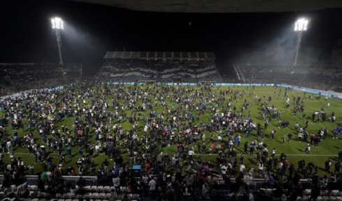 Parte de la hinchada invadió el campo de juego para poder respirar | Foto Reuters