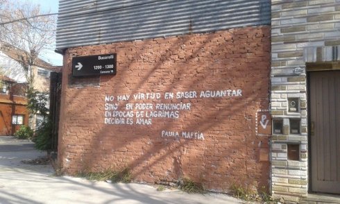 Estrofa de la canción 'Polvo' en Villa Urquiza.