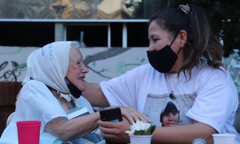 Nora Cortiñas, Madre de Plaza de Mayo Línea Fundadora, y Cristina Castro