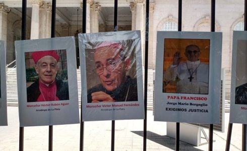 La organización Iglesia Sin Abusos se manifestó frente a la Fiscalía mientras Sidders se entregaba