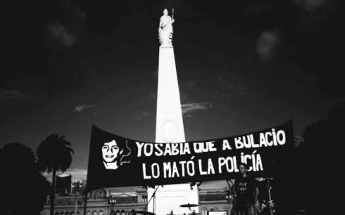 Bandera de pedido de justicia por Walter en el marco de un festival en Plaza de Mayo