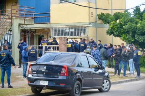 Miembros de la DDI en La Favela, la mañana siguiente al crimen