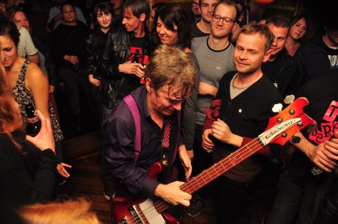 Duncan Reid y su bajo Fender Rickenbacker. Siempre atento con sus fans.