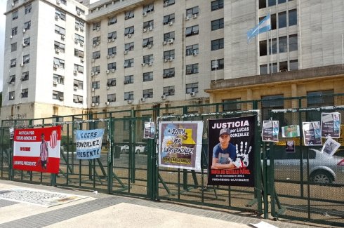 Carteles por Lucas en Comodoro Py | Foto Claudia Urquía - La Izquierda Diario