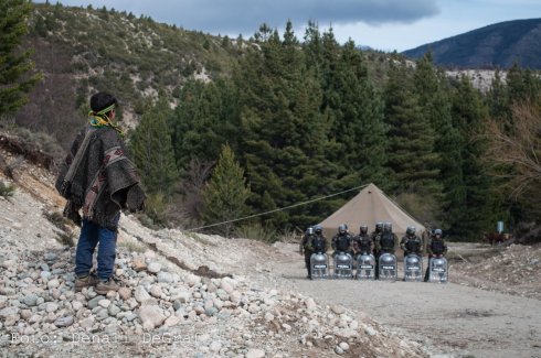 Niño mapuche observa a la Policía de Río Negro impidiendo el paso | Foto Denali DeGraf