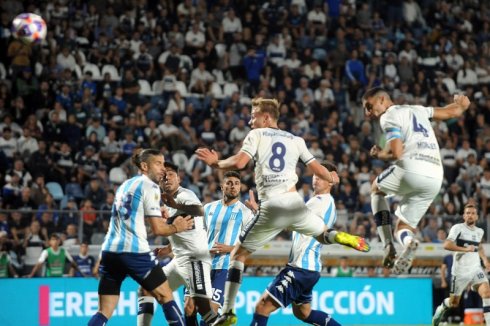 Leonardo Morales cabecea el segundo gol | Foto Eva Cabrera - Télam