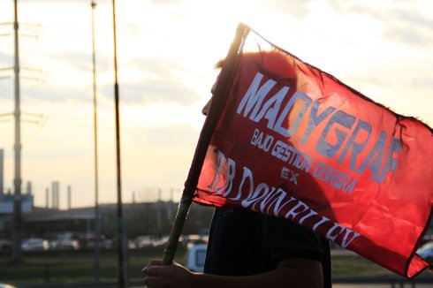 Trabajadores de Madygraf movilizándose (foto: La Izquierda Diario regional zona norte).