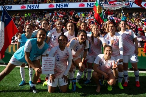 Selección femenina de Chile se manifiesta en un amistoso ante Australia.