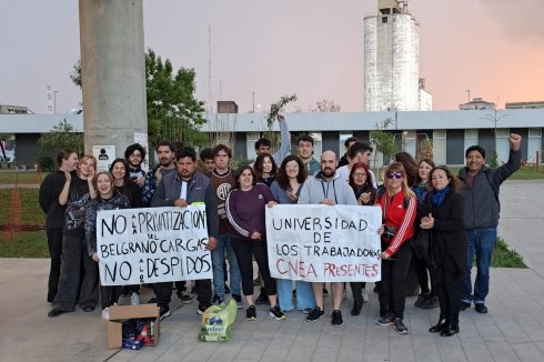 Trabajadores y estudiantes en unidad levantando reclamos en común.