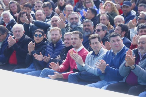 Máximo Kirchner estuvo en primera fila, junto a otros dirigentes como Wado de Pedro y Mayra Mendoza.