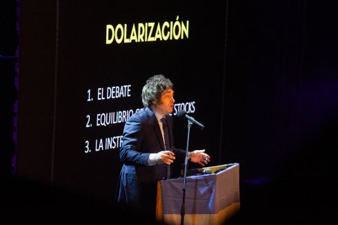 Javier Milei busca dinamitar el salario con la dolarización. Imagen: Enfoque Rojo.