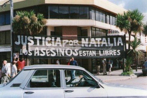 Una de las primeras banderas colgadas en pleno centro de Miramar, frente al municipio. Luego los obligaron a sacarla. Foto archivo de la familia Melmann Calampuca