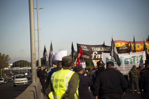 Corte de trabajadores de Fate en Acceso Tigre y Avellaneda junto a organizaciones solidarias | Foto. EnfoqueRojo