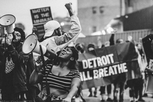 La organización Detroit Will Breathe se moviliza como parte de la masiva marcha de Black Lives Matter en el verano boreal de 2020.