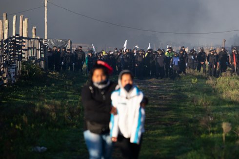 La Policía de la Provincia de Buenos Aires, Argentina, desaloja violentamente a más de 4.000 familias sin techo que habían tomado tierras en la localidad de Guernica, 29 de octubre de 2020.