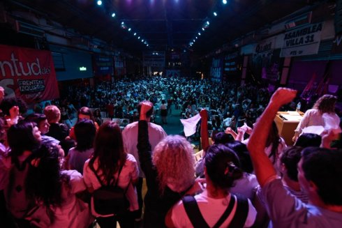 Más de 70 trabajadoras y trabajadores de Salud en lucha subieron al escenario y fueron ovacionados por la Asamblea de CABA