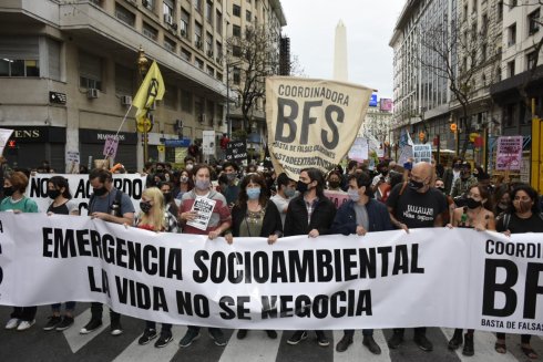 Cabecera de la Coordinadora Basta de Falsas Soluciones en noviembre por emergencia socioambiental | Foto: Osiris Martí