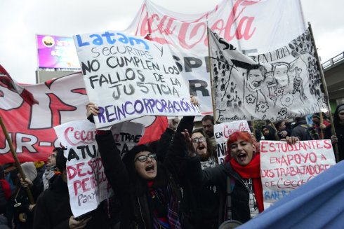 Trabajadores de distintos sectores en lucha y estudiantes solidarios en el corte del P. Pueyrredón junto a los químicos de Ran-Bat