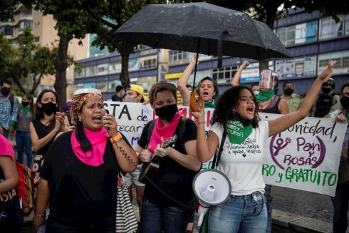 CARACAS (VENEZUELA), 08/03/2021.- Grupos de mujeres participan en una manifestación por el Día Internacional de la Mujer hoy, en la Plaza Brion de Caracas (Venezuela). Miles de mujeres se toman este lunes las calles de diferentes ciudades de latinoamérica para reivindicar sus derechos y alzar su voz un año más en contra de la violencia machista, la desigualdad y la crisis económica, que han recrudecido en el último año debido a la pandemia. EFE/ Rayner Peña R.