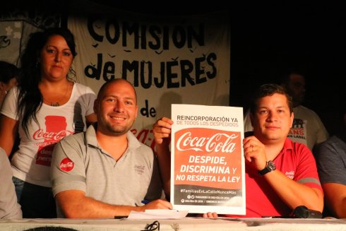 Marcelo Romero, Cristian Durán y Verónica de la Comisión de Mujeres de Coca Cola, en la segunda reunión de coordinación que realizaron en el Bauen, en la que votaron impulsar una campaña nacional e internacional por un fondo de lucha