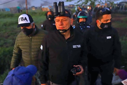 Sergio Berni ingresando al predio donde las familias de Guernica permanecían con sus familias