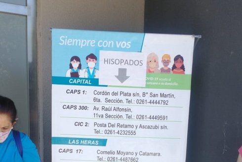 Cartelera fuera del Hospital Central durante el martes donde se anuncian los Puntos de Hisopados, la realidad nos muestra como muchos de estos ni siquiera están recibiendo pacientes ni cuentan con insumos para hisopar