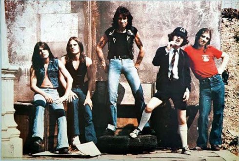 La formación de AC/DC en 1976 de izquierda a derecha: Malcolm Young (guitarra rítmica y coros), Dave Evans (bajo y coros), Bon Scott (voz), Angus Young (guitarra líder) y Phil Rudd (batería).