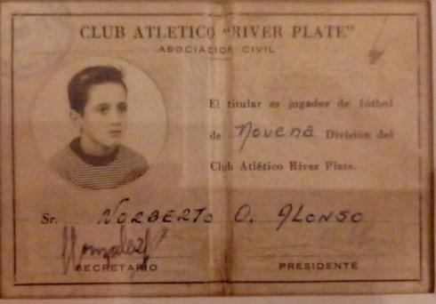 El carnet que acreditaba a la futura leyenda como jugador de la novena del Club Atlético River Plate.