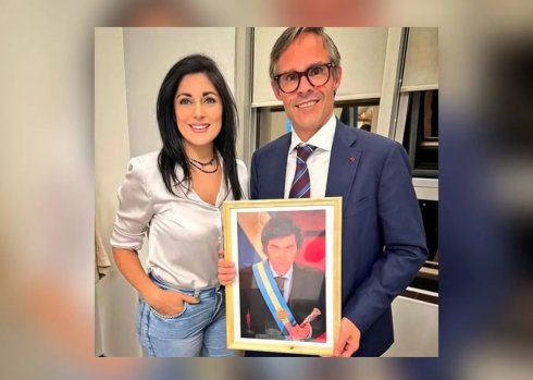 La diputada de LLA Juliana Santillán Juárez Brahím junto a Foster Gillett. Le regaló un cuadro de Milei.