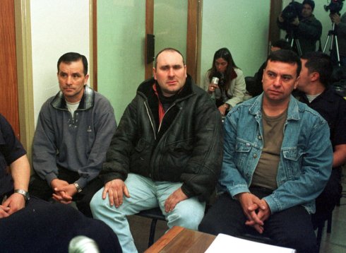 Los policías Oscar Echenique, Ricardo Anselmini y Ricardo Suárez durante el juicio en 2002.