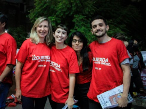 Myriam Bregman junto a Lourdes Oliverio (candidata a presidenta), Yanis (candidata a vocal del centro de estudiantes) y Nico Mansilla (candidato a consejero de Comunicación)