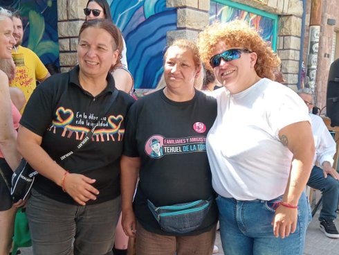 Pierina, de lentes oscuros, junto a Norma, la madre de Tehuel | Foto Enfoque Rojo