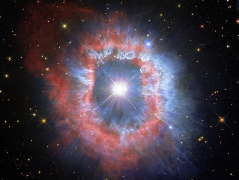 En esta otra captura, el azul representa la distribución de las masas de polvo iluminadas por la luz reflejada de AG Carinae. - ESA / Hubble