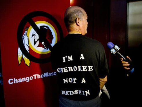 Un miembro de las comunidades nativas de Norteamérica con una remera que dice "Soy un Cherokee, no un piel roja".