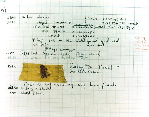 Foto del cuaderno de incidentes del 9 de septiembre de 1947 cuando Grace Hooper reporta "el primer bug de la historia" adjuntando" la polilla que lo causó. Informando que la computadora sufrió un fallo en el "relay 70 (dispositivo electromagnético) del panel F".