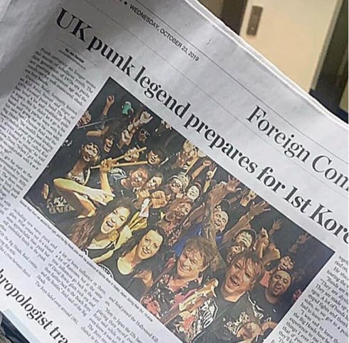 El diario Korea Times anuncia la llegada de la banda a Seúl, en octubre de 2019.