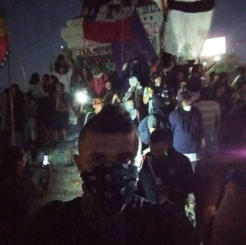 Franco Cabrera, arquero del club Santiago Morning, presente en la lucha callejera. Foto: diario As.