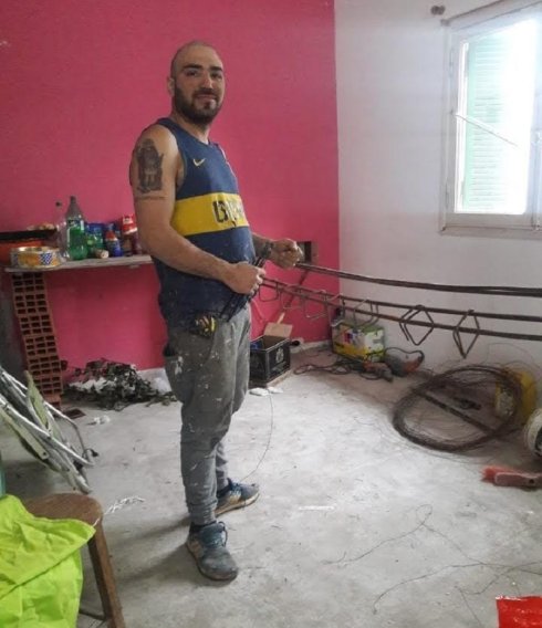 Sergio trabajando en una obra en construcción