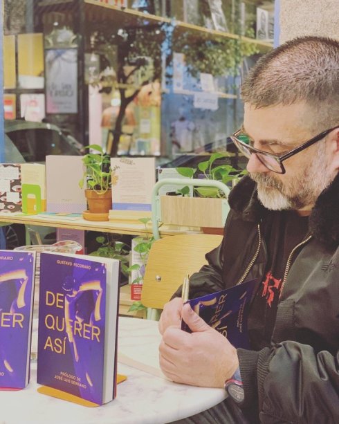 Firmando ejemplares de su primera novela