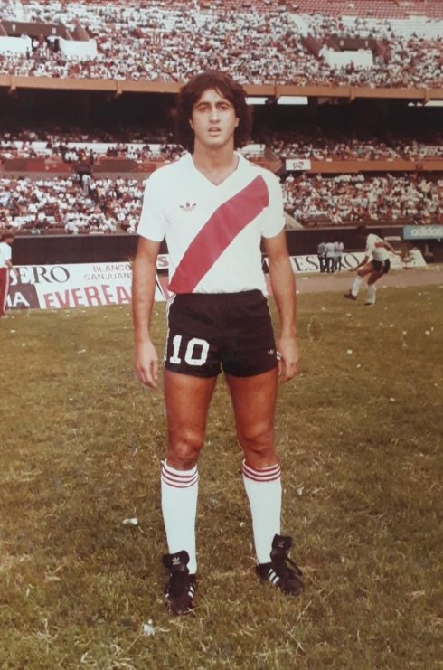 En 1984, la dirigencia de River le propuso a Alonso “juntar puntos para el promedio”, y el Beto se rió y les dijo que venía “a ganar todo”. Y lo cumplió.