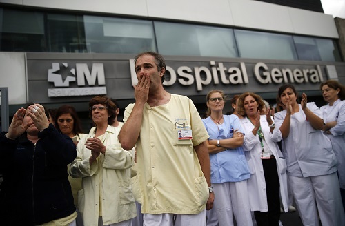 Protesta de trabajadores de la salud en el Hospital La Paz de Madrid. 7/10/2014. REUTERS/Andrea Comas