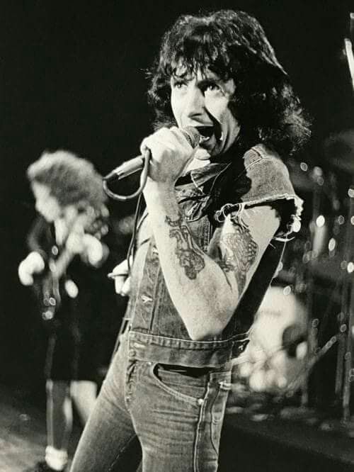 Ronald Belford “Bon” Scott Mitchell en la gira de Highway to Hell.