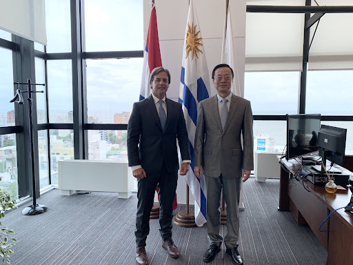 Foto: Lacalle Pou con el embajador de la República Popular China en Uruguay